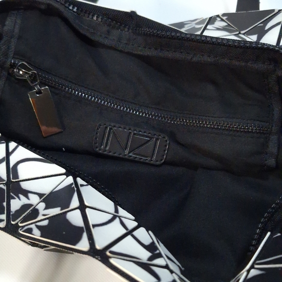 Inzi Black & White Silicone Plastic Triangle Geometric Purse - Picture 11 of 12